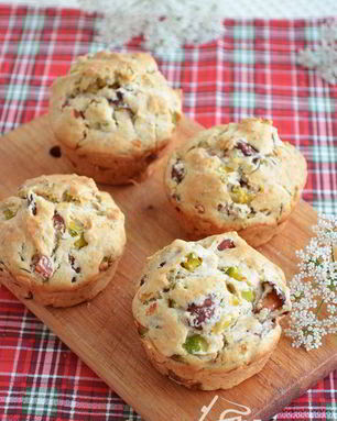 Летние маффины с лисичками и ветчиной