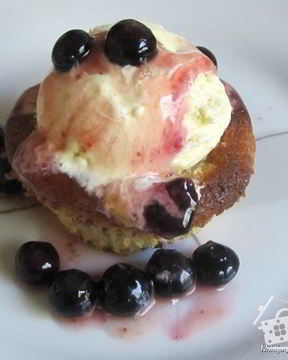 Маффины с черникой и мороженым