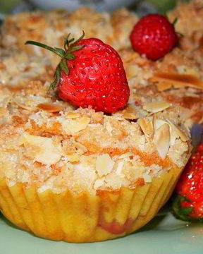 Маффины с клубникой и штройзелем