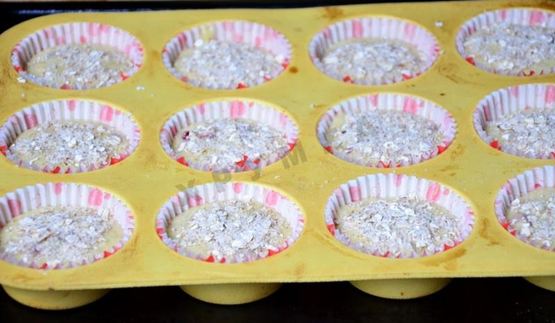 маффины с овсяными хлопьями и смородиной