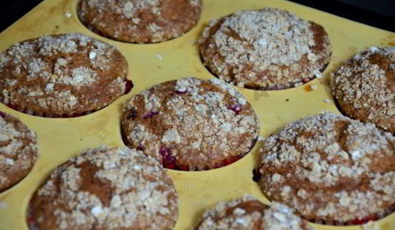 маффины с овсяными хлопьями и смородиной