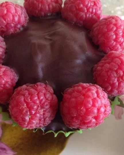 Рецепт маффинов с шоколадной крошкой, украшенные малиной