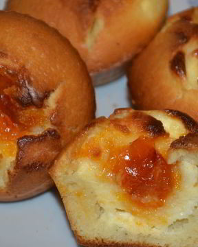 Маффины с творожной начинкой и абрикосовым джемом