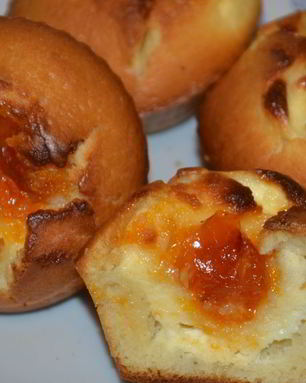 Маффины с творожной начинкой и абрикосовым джемом