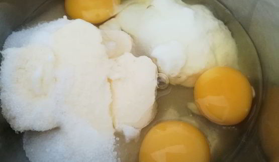 маффины со свежей сливой