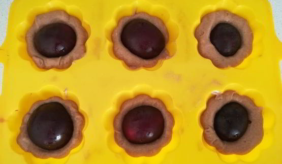 маффины со свежей сливой