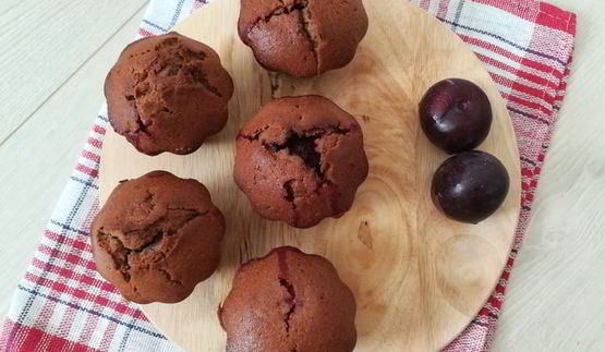 маффины со свежей сливой