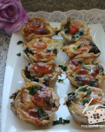 Рецепт мясных маффинов из куриного филе, грибов и сыра моцарелла