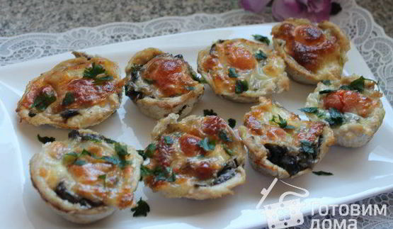 мясные маффины из куриного филе, грибов и сыра моцарелла