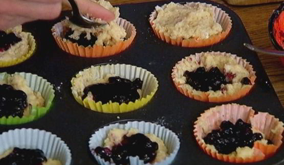 сахарные маффины с черничным джемом