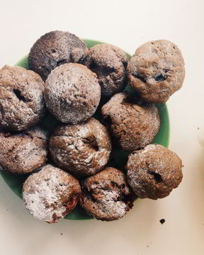 Шоколадные маффины с клубникой