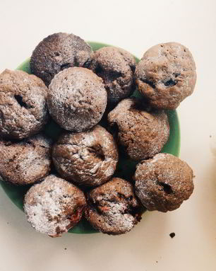 Шоколадные маффины с клубникой