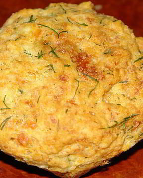 Творожные маффины с укропом, чесноком и сыром