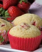 Вкусные маффины с клубникой