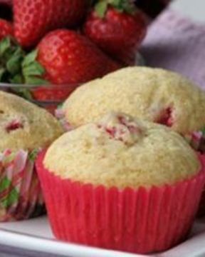 Вкусные маффины с клубникой
