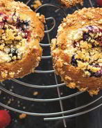 Ягодные маффины с творожной начинкой