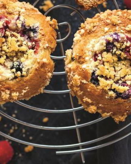 Рецепт ягодных маффинов с творожной начинкой