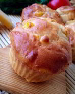 Закусочные маффины с кукурузой, беконом и сладким перцем