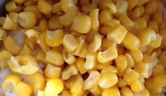 закусочные маффины с кукурузой, беконом и сладким перцем