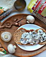 Гречневые оладьи с грибным соусом