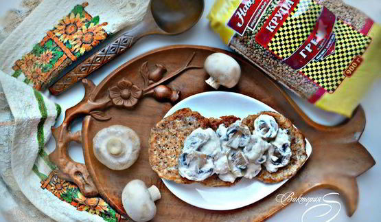 гречневые оладьи с грибным соусом