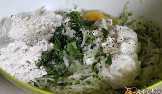 кабачковые оладьи с мягким творогом и зеленью