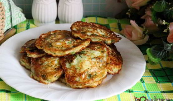 кабачковые оладьи с мягким творогом и зеленью