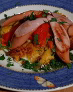 Картофельные оладьи и запеченный перец с сосисками