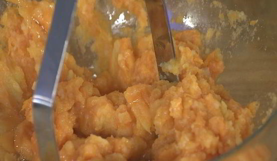 картофельные оладьи и запеченный перец с сосисками