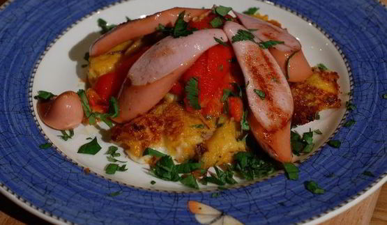 картофельные оладьи и запеченный перец с сосисками