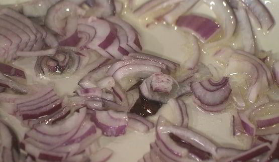 картофельные оладьи и запеченный перец с сосисками