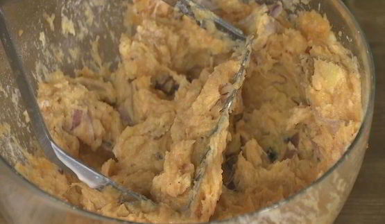 картофельные оладьи и запеченный перец с сосисками