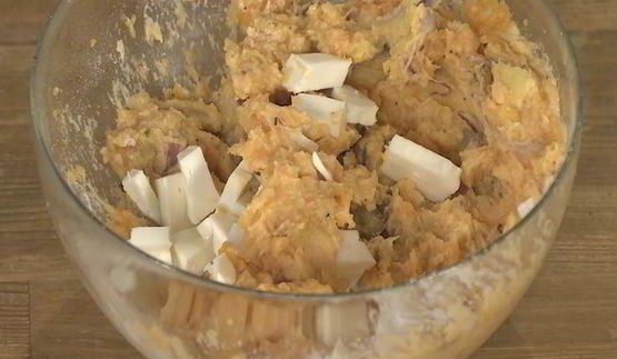 картофельные оладьи и запеченный перец с сосисками