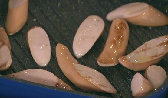 картофельные оладьи и запеченный перец с сосисками