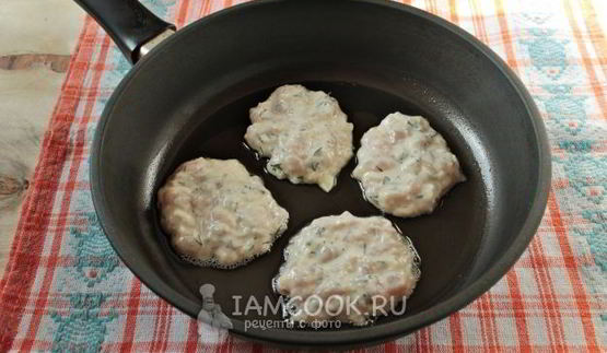 куриные оладьи с луком