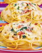 Макаронные оладьи с цуккини и помидорами