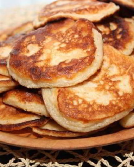 Рецепт манных оладий с яблоками и изюмом