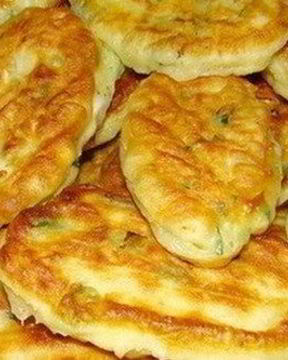 Оладьи на кефире с зеленым луком и яйцом