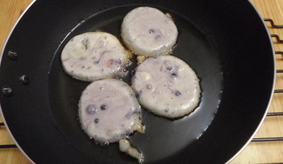 оладьи с черной смородиной