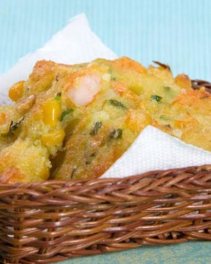 Рецепт оладий с креветками и луком