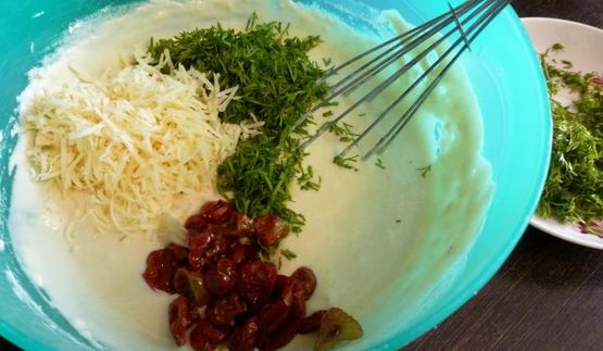 оладьи с сыром, укропом и вялеными томатами