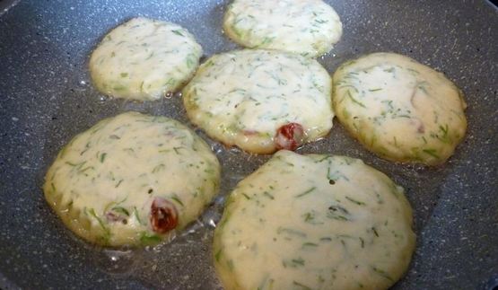 оладьи с сыром, укропом и вялеными томатами