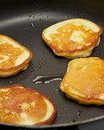 Оладьи с яблоками на молоке