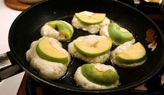 оладьи с яблоками