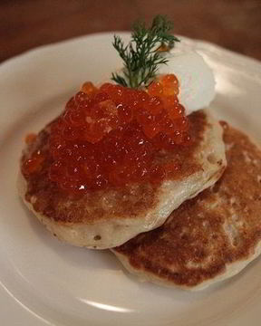 Овсяные оладушки с красной икрой