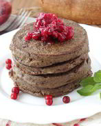 Печеночные оладьи с брусничным соусом