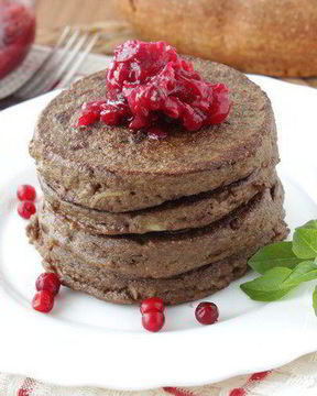 Печеночные оладьи с брусничным соусом