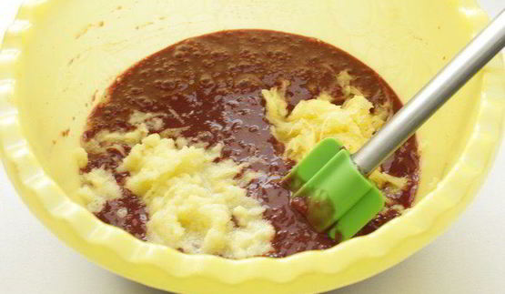 печеночные оладьи с брусничным соусом