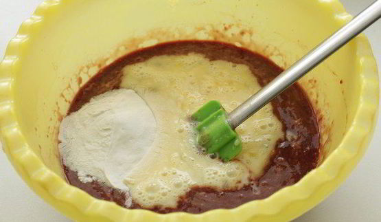 печеночные оладьи с брусничным соусом