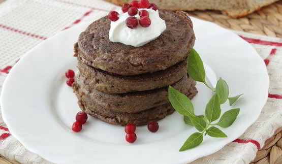 печеночные оладьи с брусничным соусом